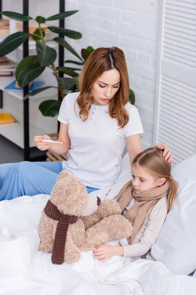 Mamá Cuidando Hija Enferma Dormitorio Comprobando Temperatura Con Termómetro — Foto de Stock