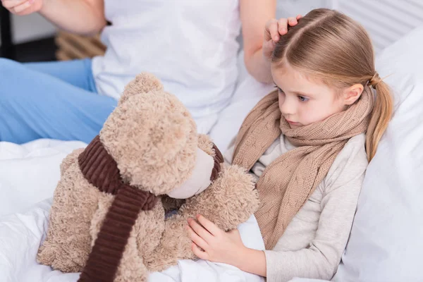 Imagen Recortada Madre Cuidando Hija Enferma Dormitorio — Foto de Stock