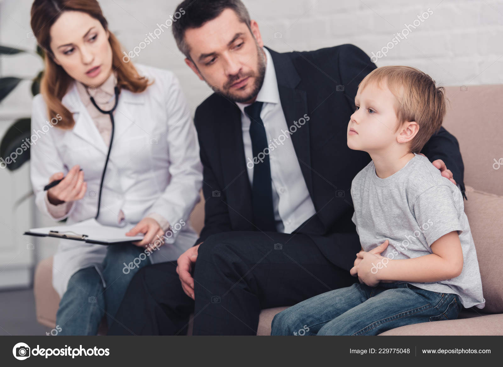 小児科と父親のリビング ルームで病気の子供について話して 無料のストック写真 C Andrewlozovyi 小児科と父親のリビング ルームで病気の子供について話して 無料のストック写真 C Andrewlozovyi