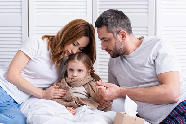 Parents Prenant Soin Fille Malade Dans Chambre — Photo