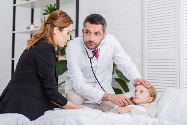 Pediatrist Vit Rock Att Undersöka Sjuka Barn Med Stetoskop Hemma — Stockfoto