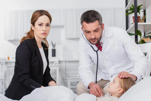Pediatrist Białym Płaszczu Badając Chorego Dzieciaka Stetoskop Domu Matka Patrząc — Zdjęcie stockowe