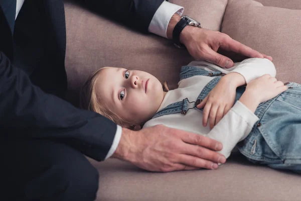 Imagem Cortada Pai Terno Cuidar Filha Doente Sofá Sala Estar — Fotografia de Stock