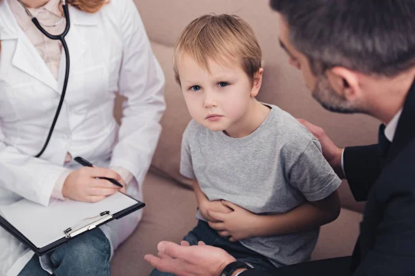 Beskuren Bild Pediatrist Och Man Talar Sjuk Pojke Vardagsrum — Gratis stockfoto