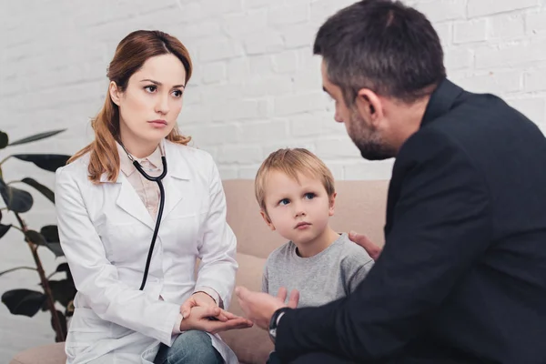 Pediatrist Och Man Talar Sjuk Pojke Vardagsrum — Stockfoto