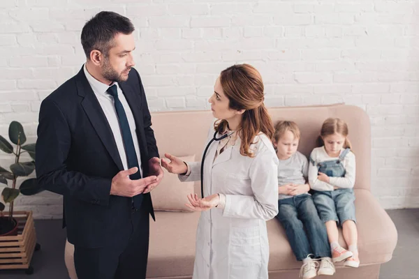 High Angle View Doctor Talking Man Sick Kids Living Room — Stock Photo, Image