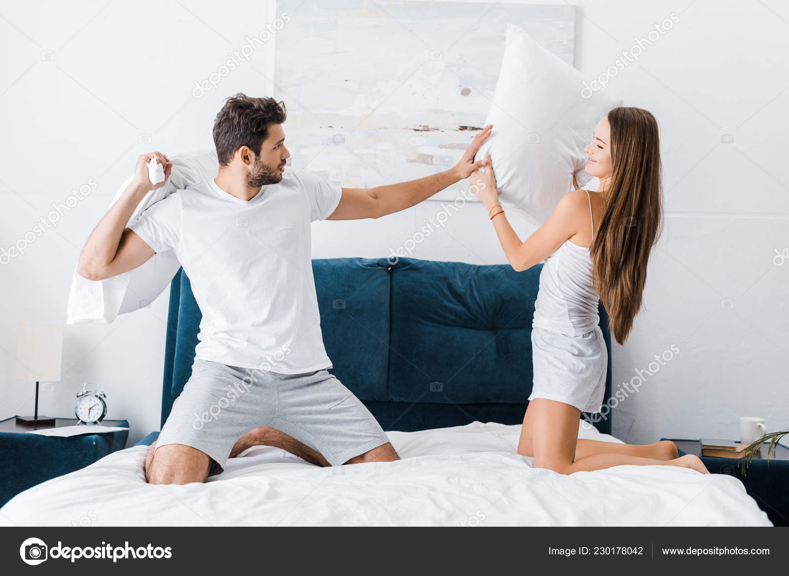 Stockfotos Schone Frau Kissenschlacht Bilder Stockfotografie Schone Frau Kissenschlacht Lizenzfreie Fotos Depositphotos