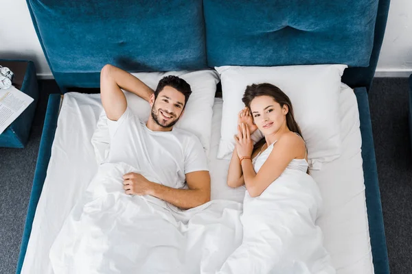 Top View Young Smiling Couple Lying Bed Together — Stock Photo, Image
