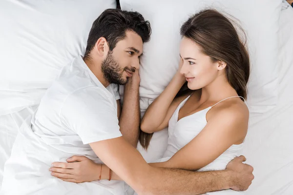 Pareja Sonriente Abrazándose Cama Mirándose — Foto de Stock