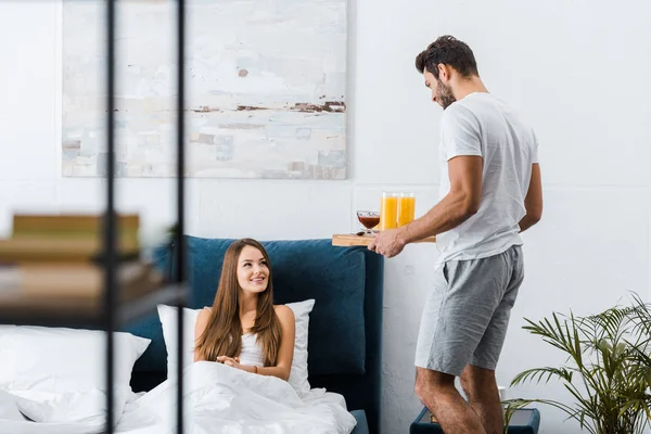 Selective Focus Young Man Holding Wooden Tray Breakfast While Woman — Free Stock Photo