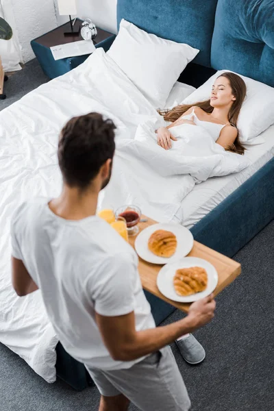 Vista Sopraelevata Dell Uomo Con Vassoio Legno Con Colazione Mentre — Foto Stock