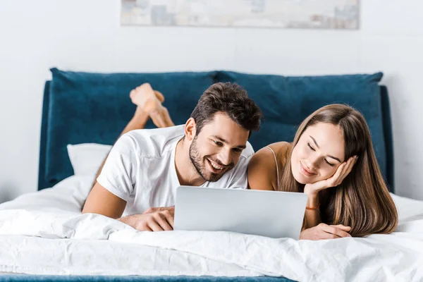 Jonge Vrolijke Paar Liggend Bed Het Gebruik Van Laptop — Stockfoto