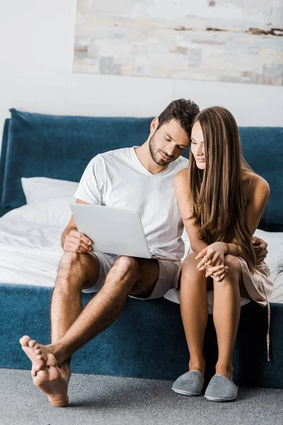 Young Couple Pajamas Hugging Using Laptop Bedroom — Stock Photo, Image