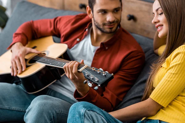 Cropped View Man Sitting Sofa Playing Guitar Smiling Girlfriend — Free Stock Photo