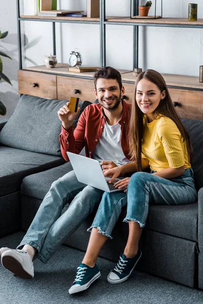 Cheerful Boyfriend Girlfriend Doing Online Shopping Sofa Living Room — Stock Photo, Image