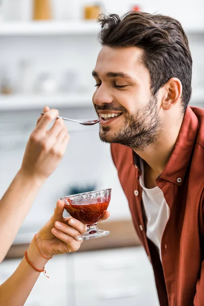 Mutlu Erkek Besleme Kadın Görünümünü Kırpılmış — Ücretsiz Stok Fotoğraf