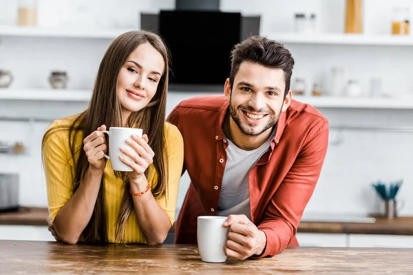 Selective Focus Cheerful Couple Holding Cups Drinks Kitchen — Stock Photo, Image