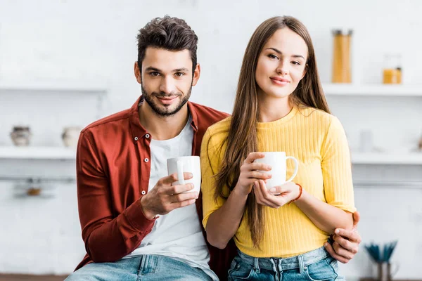 Enfoque Selectivo Pareja Feliz Sosteniendo Tazas Con Bebidas — Foto de stock gratuita