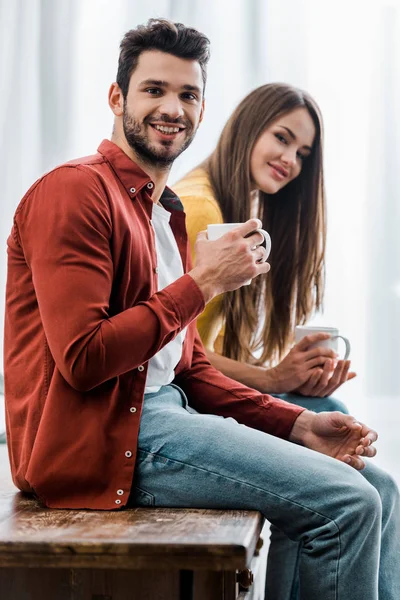 Selective Focus Happy Boyfriend Girlfriend Holding Cups Kitchen — Stock Photo, Image