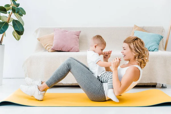 Kvinna Med Småbarn Son Och Utbildning Fitness Matta Vardagsrummet — Stockfoto