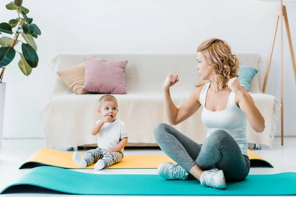 Mãe Sentada Tapetes Fitness Olhando Para Filho Bonito Criança — Fotografia de Stock