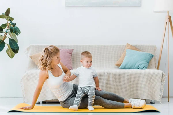 Mujer Descansando Con Hijo Alfombra Fitness Casa — Foto de Stock