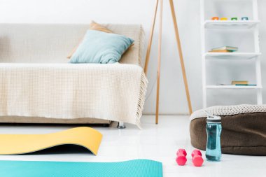 oturma odasında kattaki Spor donatımı