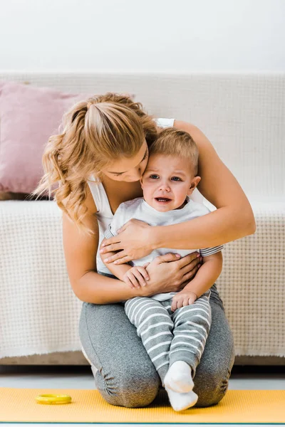 Weinender Kleinkind Junge Mit Mutter Auf Teppich Neben Couch — Stockfoto