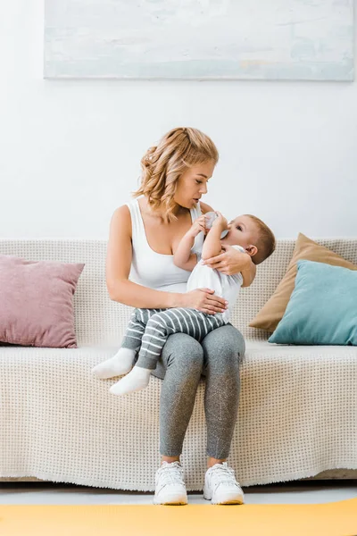 Attractive Woman Sitting Couch Toddler Boy Drinking Baby Bottle — Stock Photo, Image