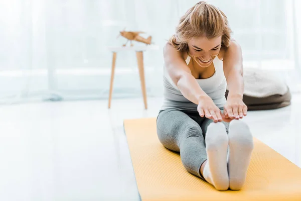 Smiling Woman Sportswear Doing Stretching Exercise Fitness Mat Living Room — Stock Photo, Image