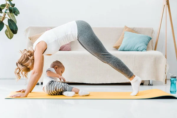 Nők Otthon Fitness Szőnyeg Feküdt Testmozgás Kisgyermek Fiú — Stock Fotó