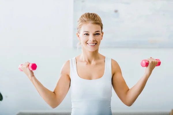 Smiling Woman White Sportswear Doing Exercise Dumbbells Looking Camera Living — Free Stock Photo