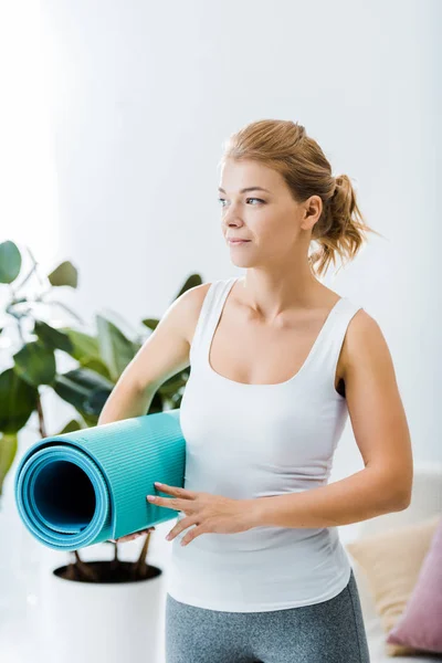 Mulher Atraente Sportswear Segurando Tapete Fitness Sala Estar — Fotografia de Stock Grátis