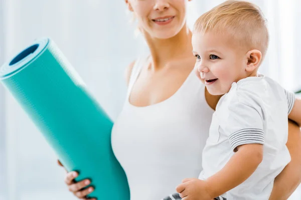 Przycięte Widzenia Kobieta Trzyma Fitness Mat Uśmiechnięte Toddler Chłopiec — Zdjęcie stockowe