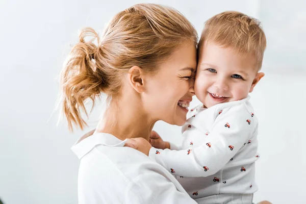 Vista Cerca Atractiva Madre Abrazando Lindo Hijo Pequeño — Foto de Stock