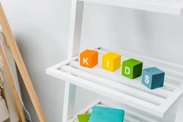 Close Van Veelkleurige Kubussen Met Kinderen Belettering Plank — Stockfoto