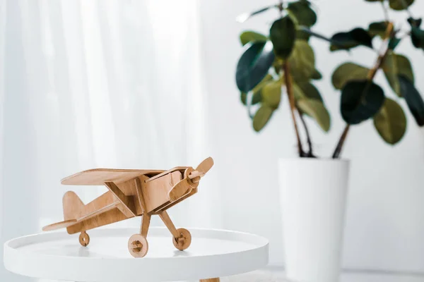 自宅の白いテーブルには木製の飛行機モデル — ストック写真
