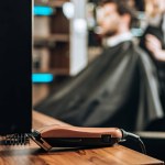 Närbild av elektriska hår clipper i skönhetssalong