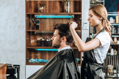 Kuaför kesim saç Güzellik Salonu yakışıklı genç adam için görünümünü yan  