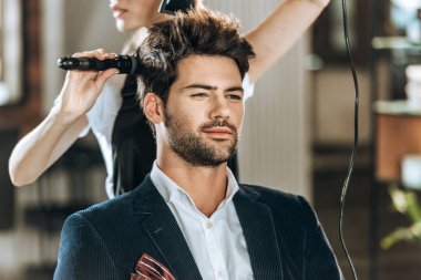 tarama ve güzellik salonu yakışıklı genç adam için saç kurutma kuaförlük kırpılmış atış 