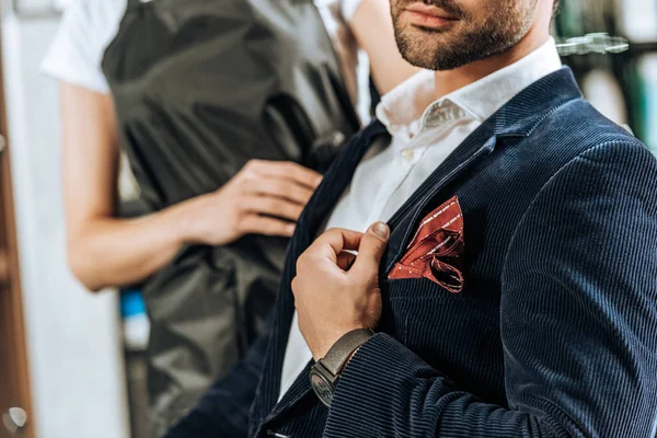 Cropped Shot Handsome Stylish Young Man Sitting Beauty Salon — Free Stock Photo