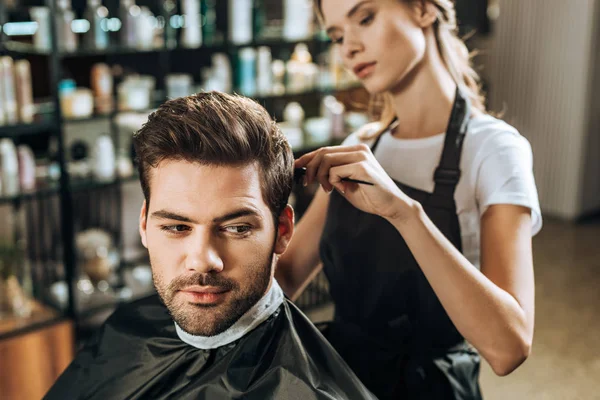 Jovem Cabeleireiro Feminino Pentear Cabelo Para Bonito Cliente Masculino Salão — Fotografia de Stock