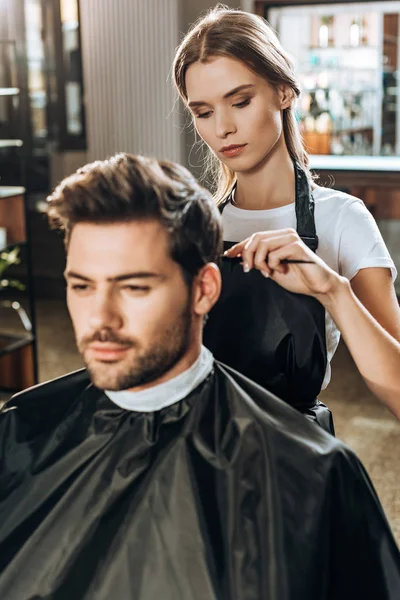 Jovem Cabeleireiro Pentear Cabelo Para Homem Bonito Salão Beleza — Fotografia de Stock