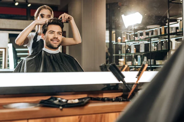 Spiegelung Spiegel Eines Jungen Friseurs Der Einem Gutaussehenden Lächelnden Mann — Stockfoto