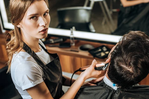 High Angle View Young Hairdresser Using Electric Hair Clipper Looking — Stock Photo, Image