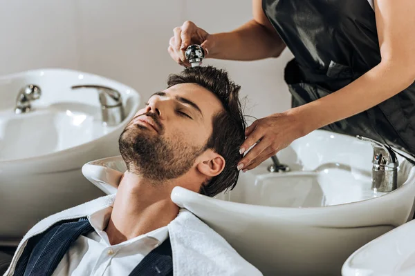 Recortado Tiro Joven Peluquero Lavado Cabello Guapo Cliente Salón Belleza — Foto de Stock