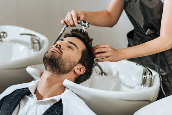 Обрізаний Знімок Професійного Перукаря Миття Волосся Чоловічому Клієнту Салоні Краси — стокове фото