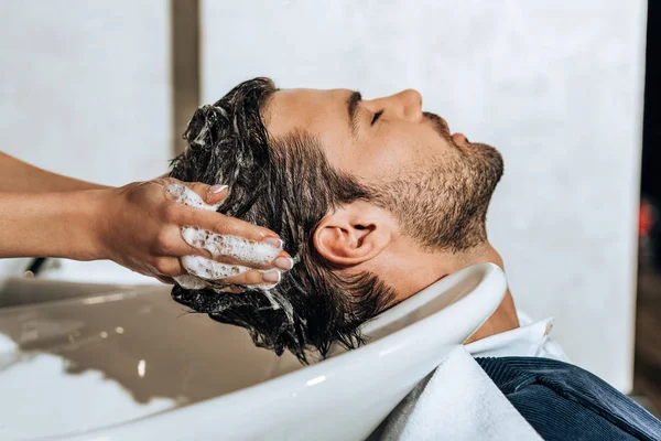 Primer Plano Vista Parcial Peluquero Lavando Cabello Joven Guapo Salón — Foto de Stock