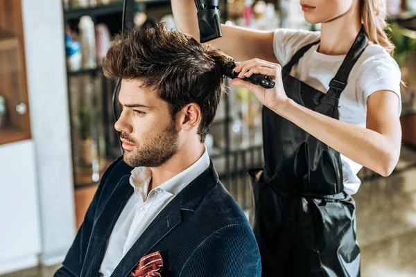 Tiro Cortado Penteado Cabeleireiro Jovem Cabelo Secagem Para Cliente Bonito — Fotografia de Stock