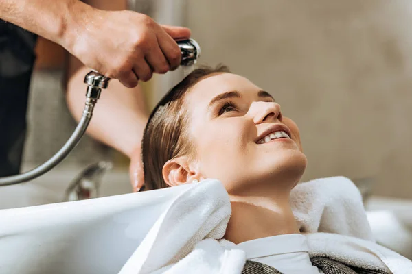 Przycięte Strzał Fryzjerskiego Mycia Włosów Atrakcyjnych Uśmiechnięte Dziewczyny Salonie Piękności — Zdjęcie stockowe